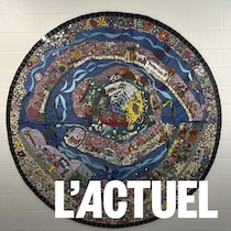 Une grande mosaïque ronde sur un mur. 