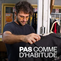 Une personne regarde un vêtement.