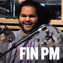 Mounir Kaddouri dans le studio radio de Radio-Canada.