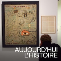 Assis dans une salle d’exposition, un homme admire un tableau dadaïste.