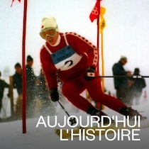 La skieuse Nancy Greene dévale une piste.