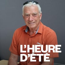 Il sourit pour la photo.