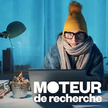 Une femme grelotte à son bureau.