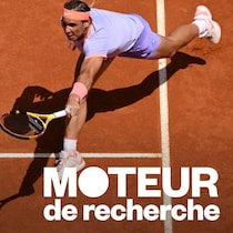 Le tennisman gaucher tente d'atteindre une balle.