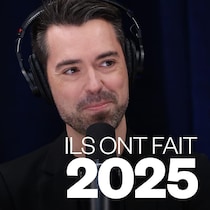 Olivier Bernard écoute en souriant.