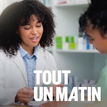 Une pharmacienne donne un conseil à une cliente.