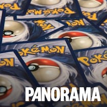 Un nombre important de cartes Pokémon à l'envers.