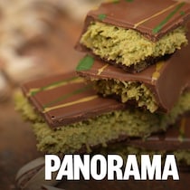 Des barres de chocolat Dubaï sur une planche de bois.