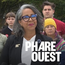Stephanie Allen lors d'une conférence de presse.