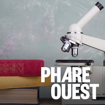Des livres aux côtés d'un microscope
