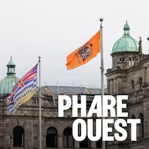 Le drapeau des survivants autochtones flotte aux côtés du drapeau de la Colombie-Britannique devant l'Assemblée législative de la Colombie-Britannique.