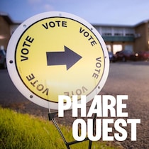 Une affiche indiquant la direction pour le bureau de vote.