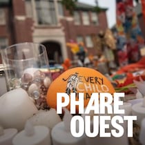 Une pierre sur laquelle est peint le message « Chaque enfant compte », en anglais, devant un mémorial à l'extérieur de l'ancien pensionnat pour autochtones de Kamloops.