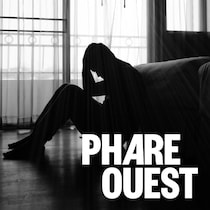 Silhouette d'un homme assis dans le noir.