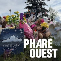Des objets et messages d'hommage laissés sur le site de l'école.