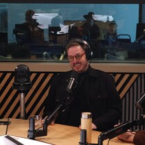 Olivier Primeau, souriant, en studio. 
