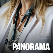 Gros plan sur le cou d'une femme médecin avec un stéthoscope autour du cou.