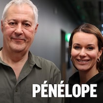 Les deux sourient au photographe.