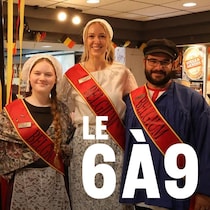 Des personnes debout qui représentent le pavillon belge à Folklorama.