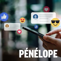 Une personne tient un téléphone cellulaire, entouré de bulles de commentaires. 
