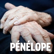 Les mains d'une personne âgée.