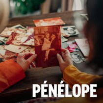 Une mère et sa fille regardent une vieille photographie.