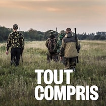 Des chasseurs, de dos, parcourent une prairie, leurs fusils accrochés sur le dos.