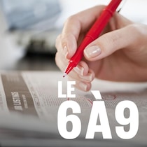Une personne identifie des offres d'emploi dans le journal.
