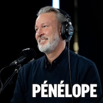 Il sourit au micro.
