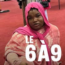 Une étudiante de 22 ans assise par terre qui porte une voile sur la tête.
