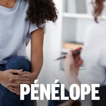 Plan cadré sans montrer les visages de deux femmes assises l'une en face de l'autre.