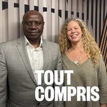 Deux personnes, un homme et une femme, debout dans le studio de Radio-Canada à Regina