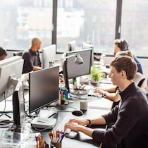 Plusieurs personnes travaillent sur leur ordinateur à leur bureau de travail.