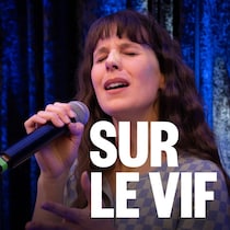 Geneviève RB en performance avec un micro.