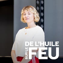 Portrait de Stéphanie Boulay devant un piano.