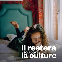 Une adolescente lit un livre sur son lit