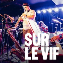 Des musiciens en performance sur une scène.