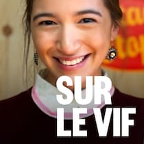 Une jeune femme souriante.