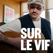 Un homme qui joue de la guitare.