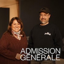 Portait de Thérèse Parisien et Charles-Alexandre Théorêt dans l'atrium de Radio-Canada.
