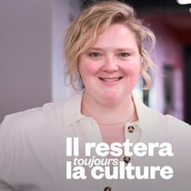 Elle sourit au photographe.