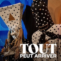 Les membres du groupe, revêtus de déguisements picotés, prend la pose pour la caméra en formant un triangle avec les mains.