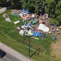 Le campement sur la rue Notre-Dame pour personnes itinérantes.