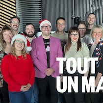 certaines personnes portent un tricot de Noël ou un chandail à paillettes, d'autres ont un bonnet de père Noël sur la tête. 