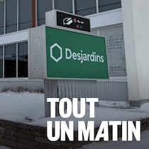Des affiches annoncent des guichets Desjardins.
