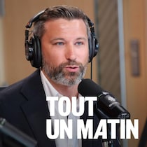 Le politicien au micro de Radio-Canada.