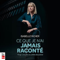 Isabelle Richer est assise sur une chaise.