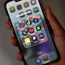 Des icones de réseaux sociaux sur un téléphone.