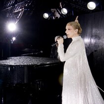 Céline Dion chante