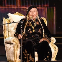 Joni Mitchell sur scène aux Grammys.